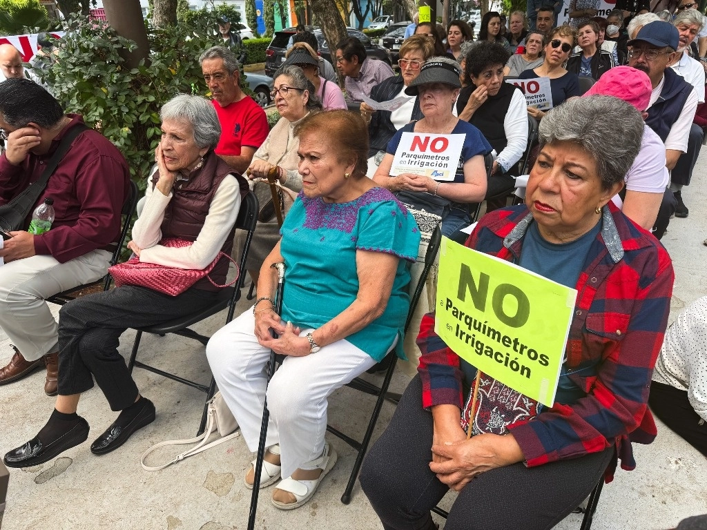 Vecinos acudieron hoy a una asamblea donde rechazaron la instalación de parquímetros en su comunidad. Foto Víctor Camacho