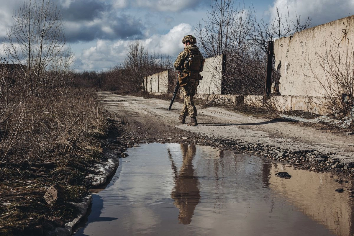 Un soldado, del ejército ucraniano, camina por la línea del frente, en Avdiivka, Oblast de Donetsk, Ucrania.