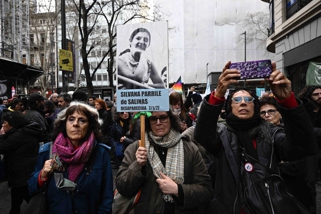 Protesta en los alrededores de la Legislatura de la Ciudad de Buenos Aires en contra del homenaje a genocidas. Foto Afp 