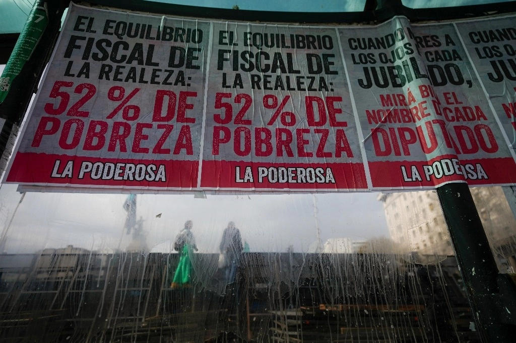 Carteles de protesta social en Argentina. Foto Ap