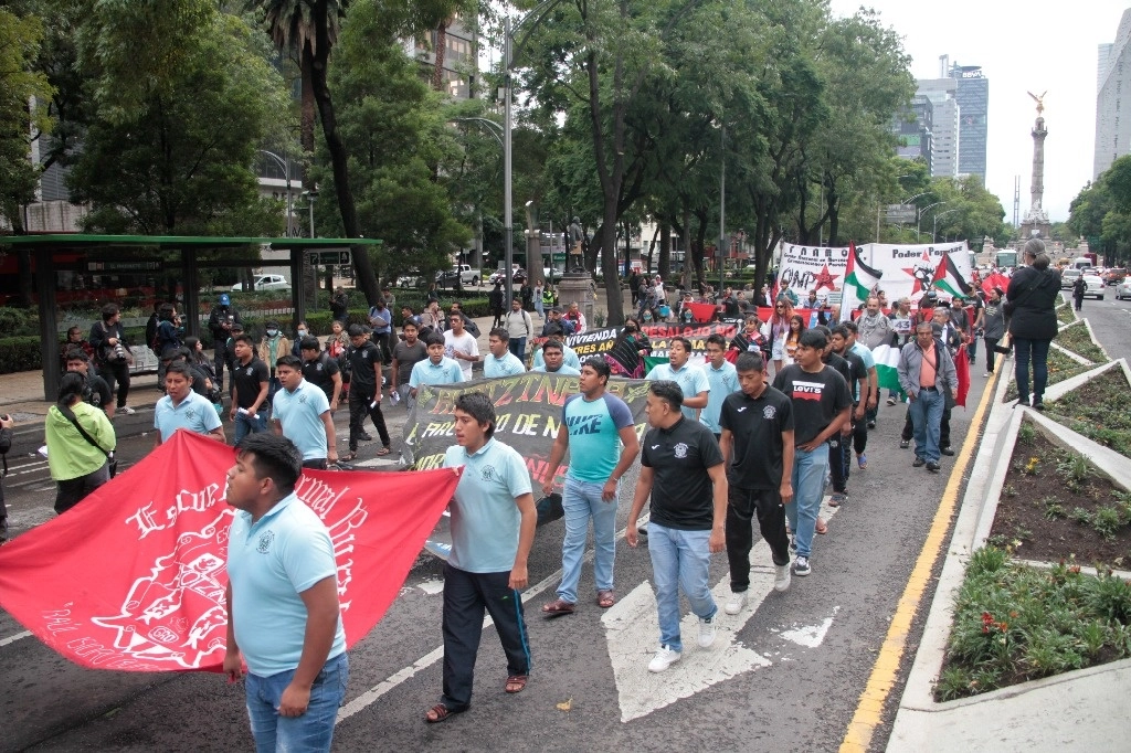 Al cumplirse nueve años 10 meses de la desaparición, los padres marcharon del Ángel al 'antimonumento +43' en Reforma. Foto Germán Canseco