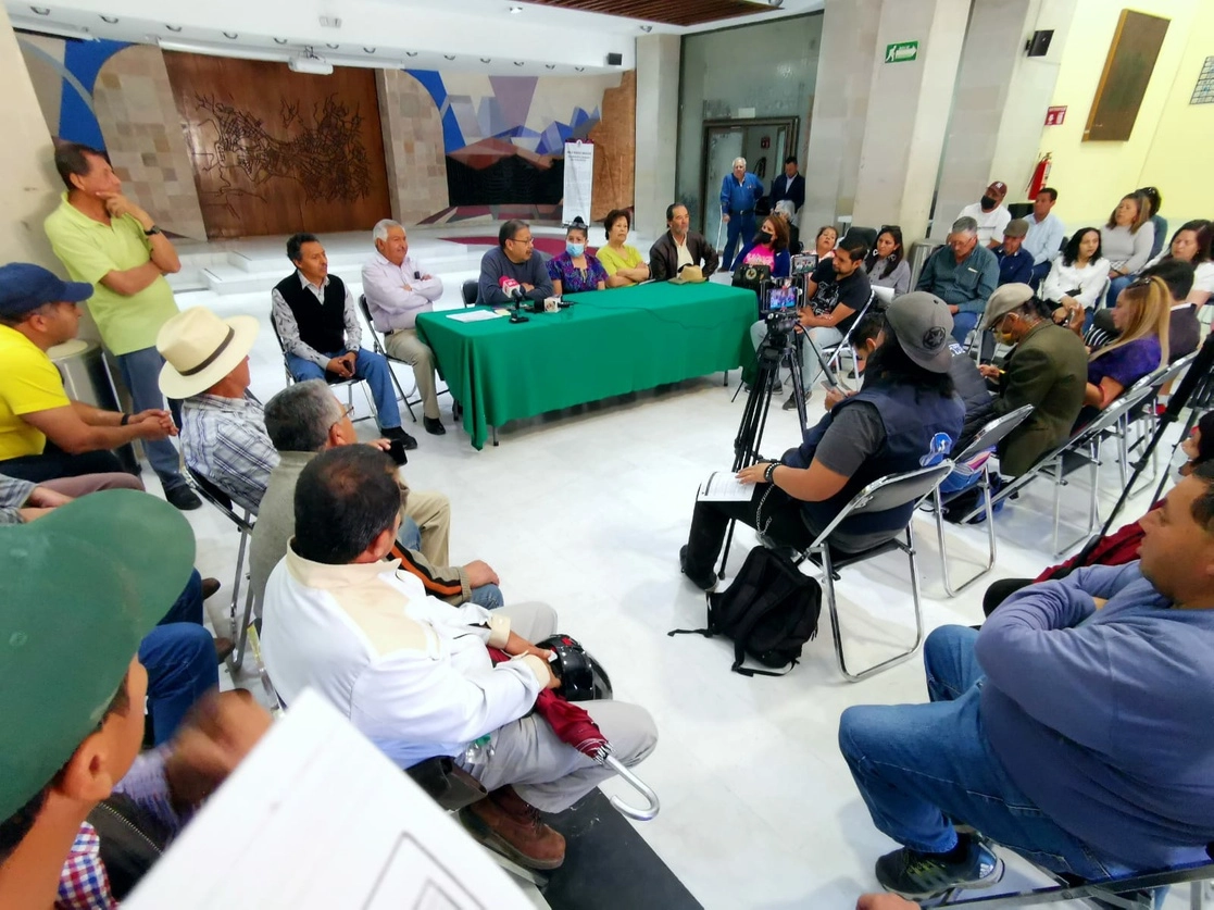 Integrantes del Movimiento de Bases en Defensa del Issstezac (MBDI) en conferencia el miércoles 08 de marzo de 2023. Foto Alfredo Valadez Rodríguez