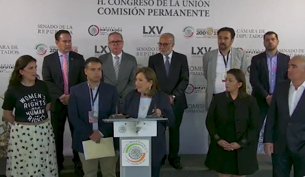 Senadores del PAN. Al centro, al micrófono, la ex candidata de la oposición, Xóchitl Gálvez. Imagen tomada de un video difundido en https://x.com/XochitlGalvez