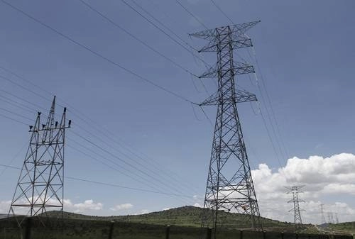 Juzgados en materia administrativa negaron otorgar suspensiones provisionales a empresas privadas contra el aumento a los cargos por el servicio de transmisión de electricidad por la CFE. Foto Notimex