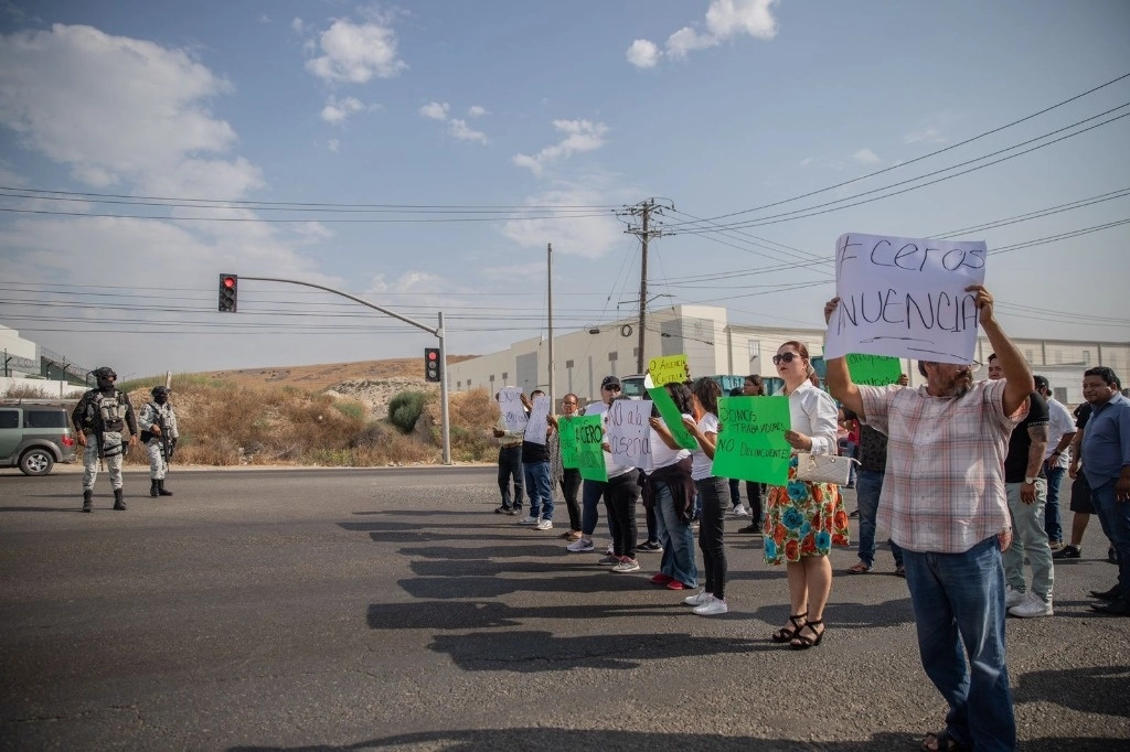 Choferes de taxis de aplicación, principalmente de Didi, se manifestaron en contra del padrón de conductores que el gobierno de BC busca crear. Foto La Jornada Baja California