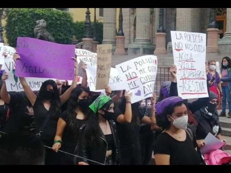 Protesta de activistas en Guanajuato capital en repudio a la represión que sufrieron mujeres a manos de policías municipales de León, durante una manifestación. Foto Carlos García / Archivo
