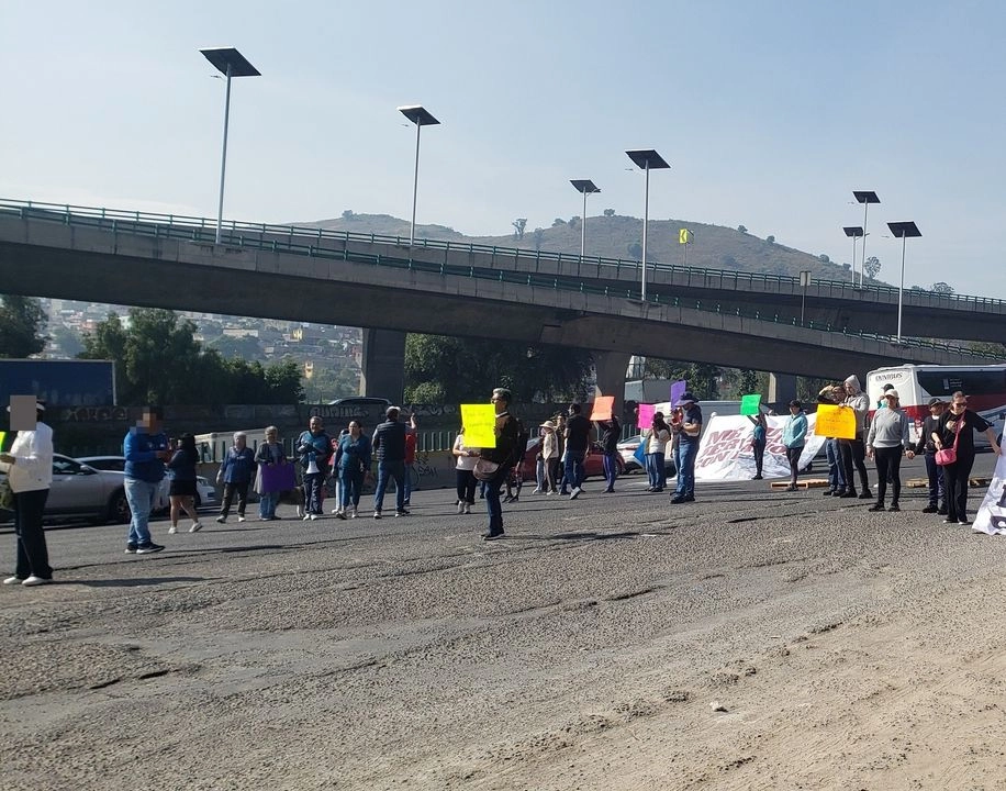 El contingente vecinal ingresó a la autopista México-Querétaro, a la altura del centro comercial Perinorte, a temprana hora y desplegó cartulinas y vinilonas. 
