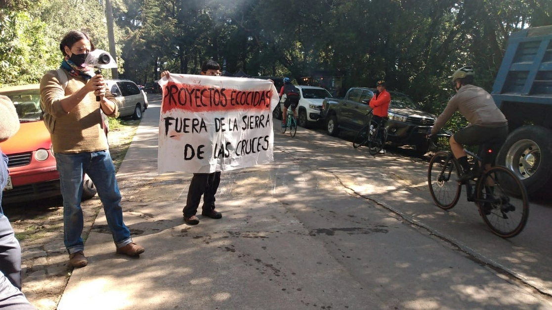 En uno de los accesos al bosque, donde los fines de semana ciclistas y corredores acuden a ejercitarse, los comuneros protestaron e informaron del proyecto privatizador. Foto 'La Jornada'
