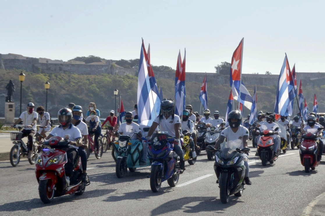 Motociclistas recorrieron ayer el emblemático Malecón de La Habana, durante una singular caravana para demandar el fin de las sanciones que desde hace más de medio siglo Estados Unidos aplica a la isla. Foto Xinhua