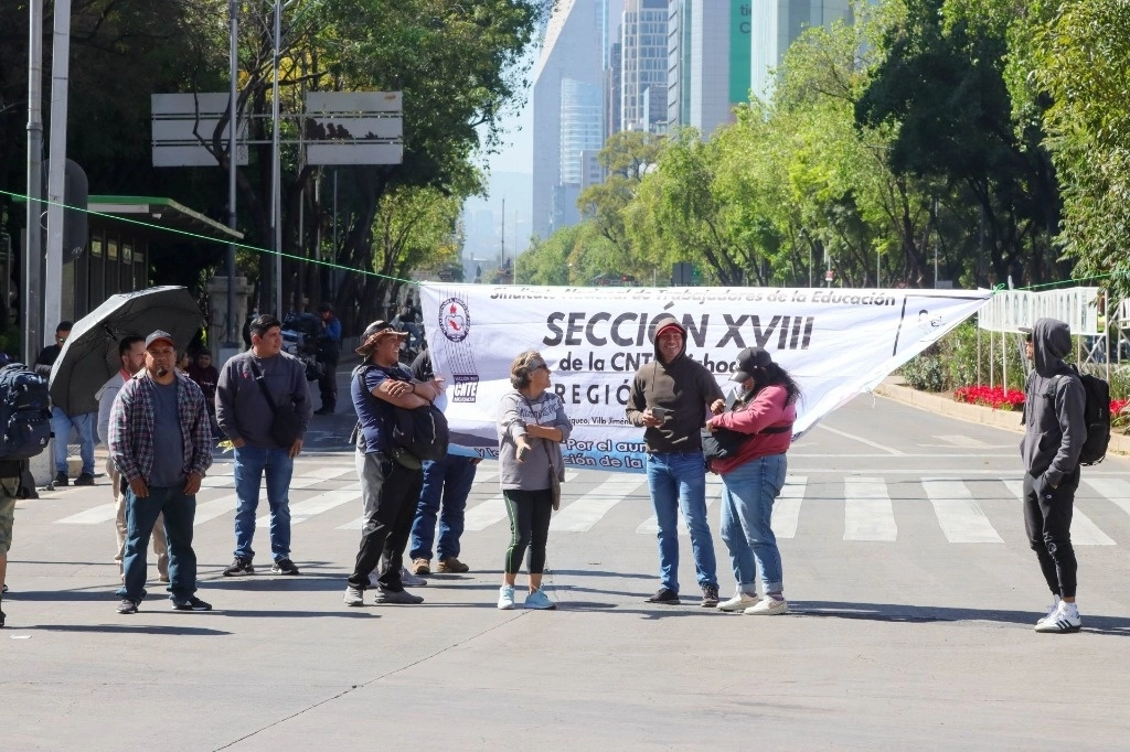 Los maestros inconformes exigen que se cumpla el compromiso del ex presidente, López Obrador, que había dicho que las políticas del ISSSTE se enfocarían en que las maestras se jubilarían tras 28 años de servicio y los maestros a los 30 años, pero con la reforma deberían jubilarse hasta cumplir 60 años. Foto Cuartoscuro / Archivo
