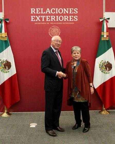 Ken Salazar y Alicia Bárcena en imagen tomada del perfil de twitter del embajador.