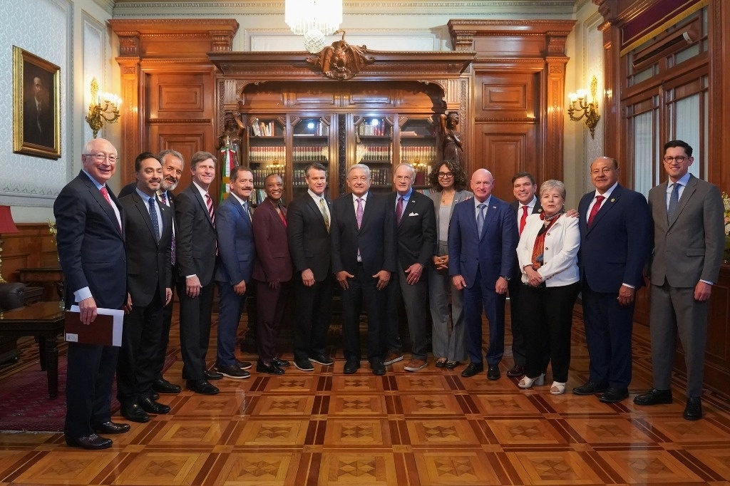 El presidente Andrés Manuel López Obrador recibió este lunes al embajador de Estados Unidos en México, Ken Salazar, y a congresistas de ese país. Foto Presidencia
