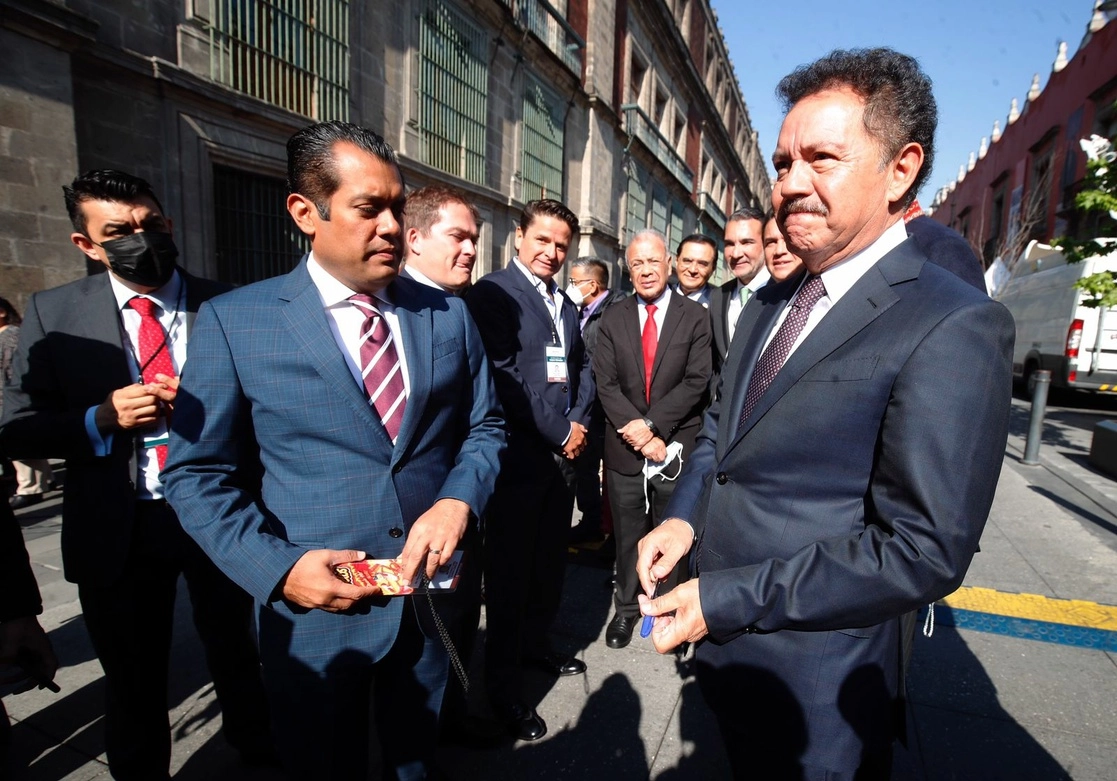 Los legisladores de la coalición Juntos Haremos Historia arriban a Palacio Nacional para una reunión con el presidente Andrés Manuel López Obrador, encabezados por el presidente de la Mesa Directiva de la Cámara de Diputados, Sergio Gutiérrez; el coordinador de Morena, Ignacio Mier; el presidente nacional de Morena, Mario Delgado, en la Ciudad de México, el 28 de abril de 2022. Foto Cristina Rodríguez