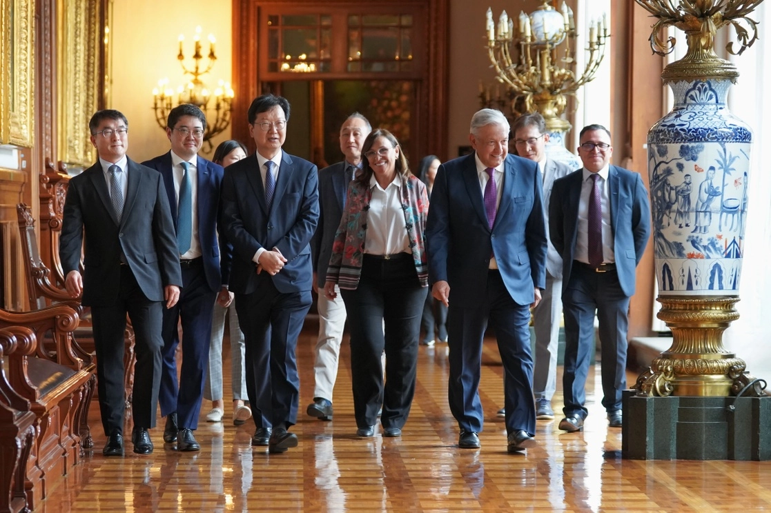El mandatario dirigió un recorrido por Palacio Nacional con la comitiva del ejecutivo y la secretaría de Energía, Rocío Nahle, el 21 de junio de 2022. Foto cortesía Presidencia