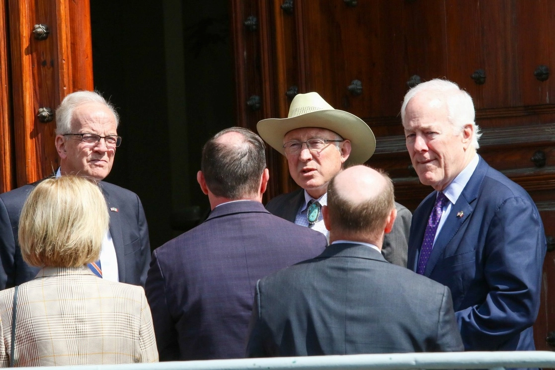 El embajador de Estados Unidos, Ken Salazar, y legisladores estadunidenses arriban a Palacio Nacional, para reunirse con el presidente Andrés Manuel López Obrador, el 19 de marzo de 2023. Foto Cuartoscuro