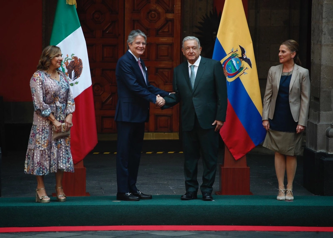 El presidente Andrés Manuel López Obrador recibe a su homólogo ecuatoriano, Guillermo Lasso, en el patio de Honor de Palacio Nacional, en la Ciudad de México, el 24 de noviembre de 2022. Foto Cristina Rodríguez