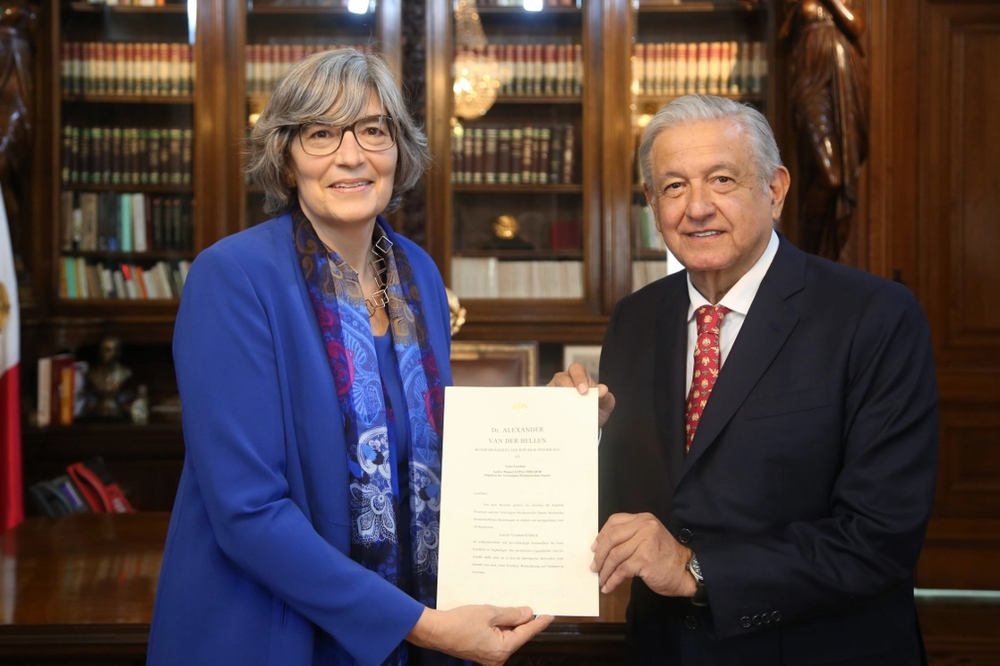 El presidente Andrés López Obrador con la embajadora de Austria, Elisabeth Kehrer, en Palacio Nacional, el 14 de septiembre de 2021. Foto tomada del Twitter de @lopezobrador_