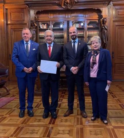 La titular de SRE, Alicia Bárcena (der) acompañó al presidente López Obrador en la entrega de cartas credenciales de nuevos embajadores. Imagen tomada del video compartido en redes sociales