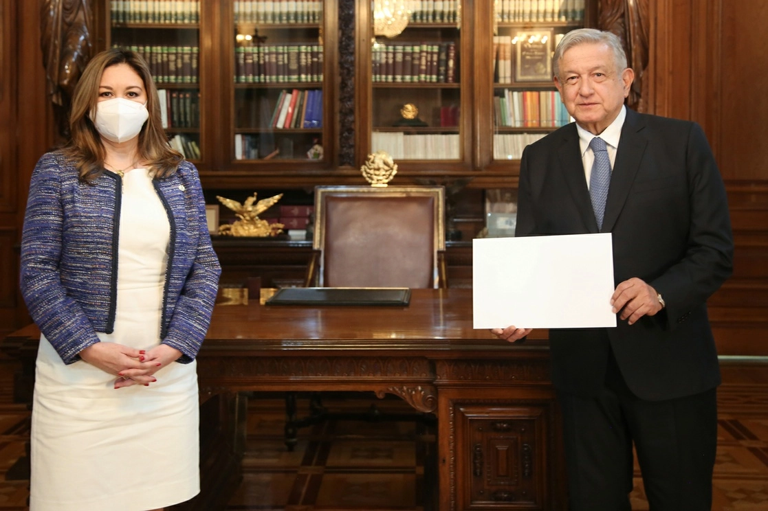 El presidente Andrés Manuel López Obrador (der) con la embajadora de El Salvador, Rosa Delmy Cañas (izq). Foto Gobierno de México