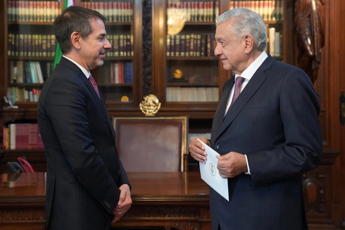 Juan Duarte Cuadrado, embajador de España en México, y el presidente Andrés Manuel López Obrador, en Palacio Nacional, el 13 de octubre de 2022. Foto tomada del Twitter de @lopezobrador_