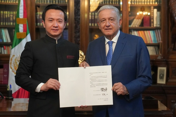 Zhang Run es el nuevo embajador de China en México. En la imagen, al presentar sus cartas credenciales al presidente López Obrador, el 25 de mayo de 2023. Foto tomada de Twitter @lopezobrador_