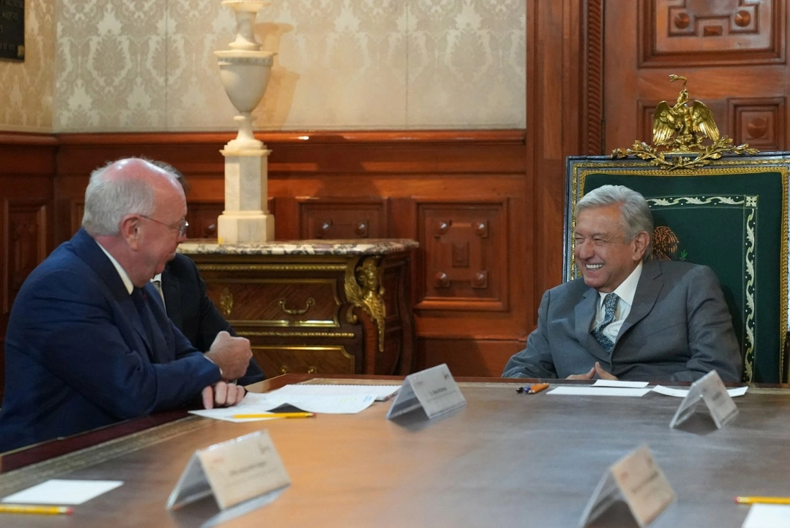 El mandatario Andrés Manuel López Obrador recibió en sus oficinas de Palacio Nacional al presidente mundial del Consejo de Administración de Safran, Ross McInnes, el 29 de septiembre de 2022. Foto tomada del Twitter de @lopezobrador_