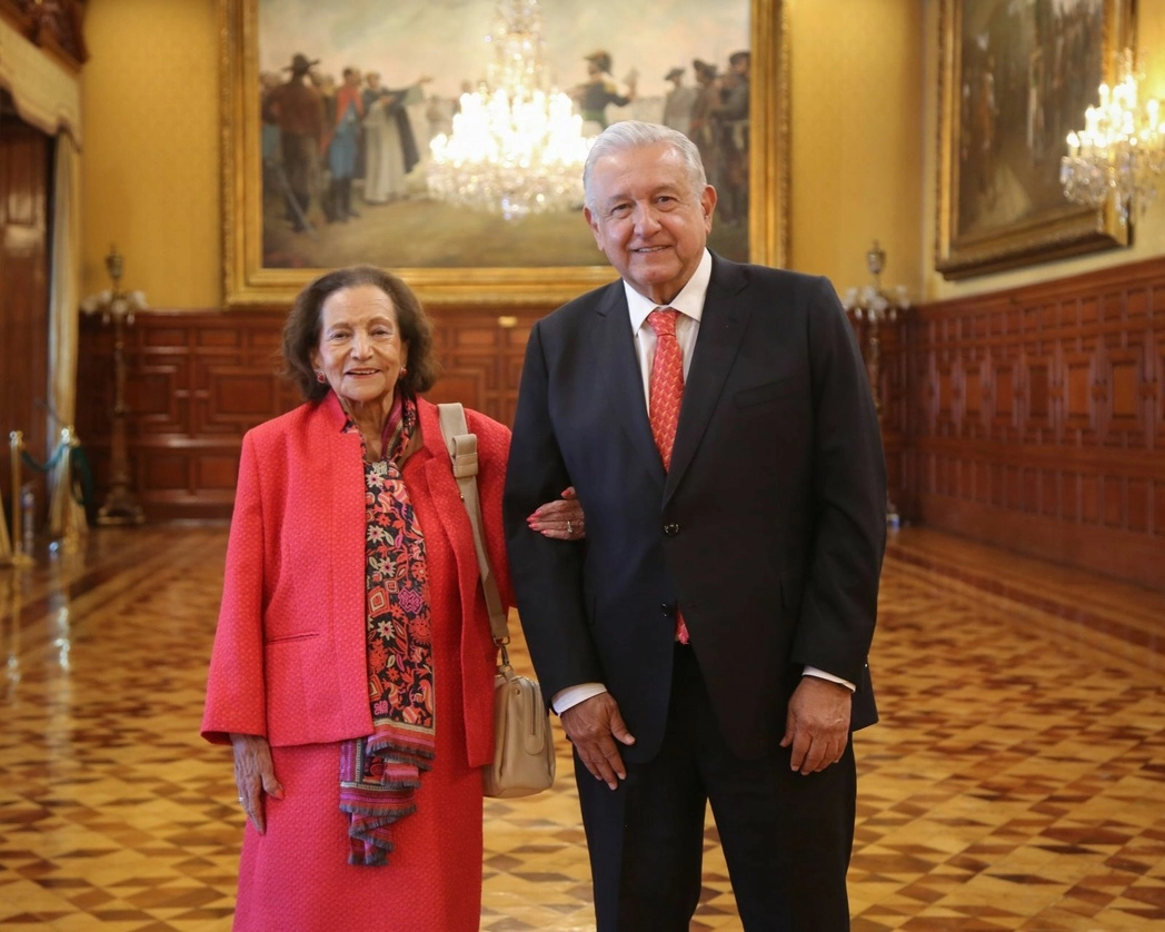 El presidente Andrés Manuel López Obrador recibió en Palacio Nacional a Ifigenia Martínez, el 20 de octubre de 2021. Foto tomada del Twitter de @lopezobrador_