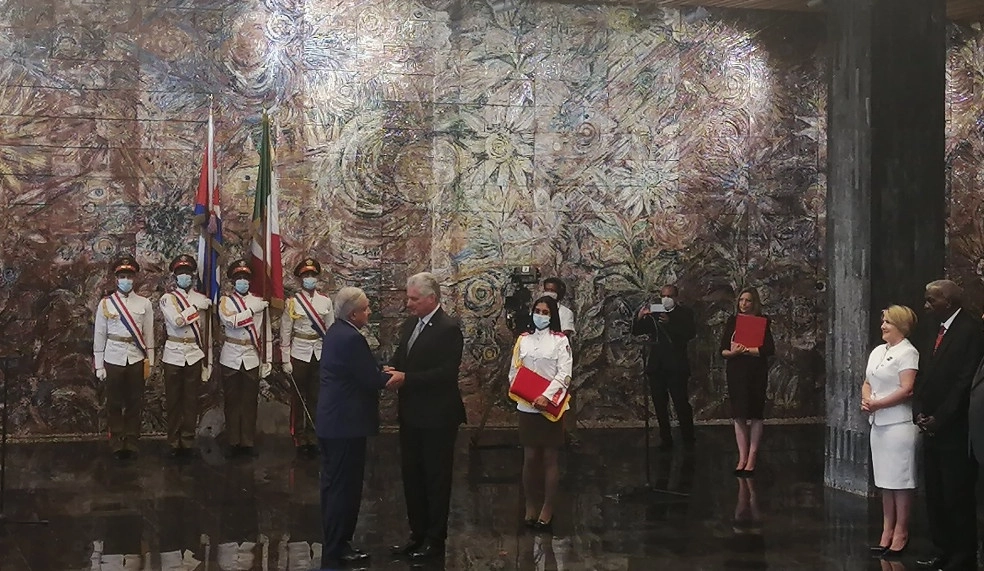El presidente Andrés Manuel López Obrador agradeció la entrega de la más alta condecoración de Cuba, la orden José Martí, el 8 de mayo de 2022. Foto tomada del Twitter de @cubadebatecu