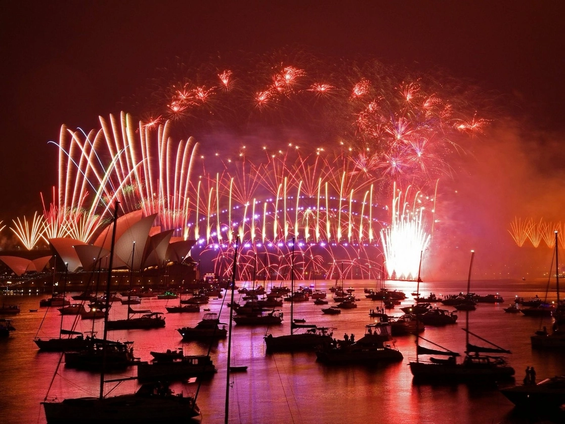 Este final de año, el tradicional espectáculo pirotécnico de Sidney duró sólo siete minutos a medianoche. La mayor parte de la población lo observó desde casa. Foto Afp