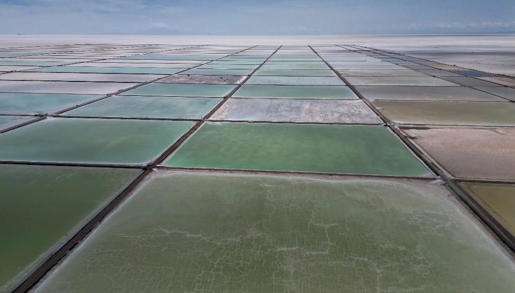 Evaporizadores utilizados para obtener sales de litio en Llipi, Bolivia. Foto Ap.