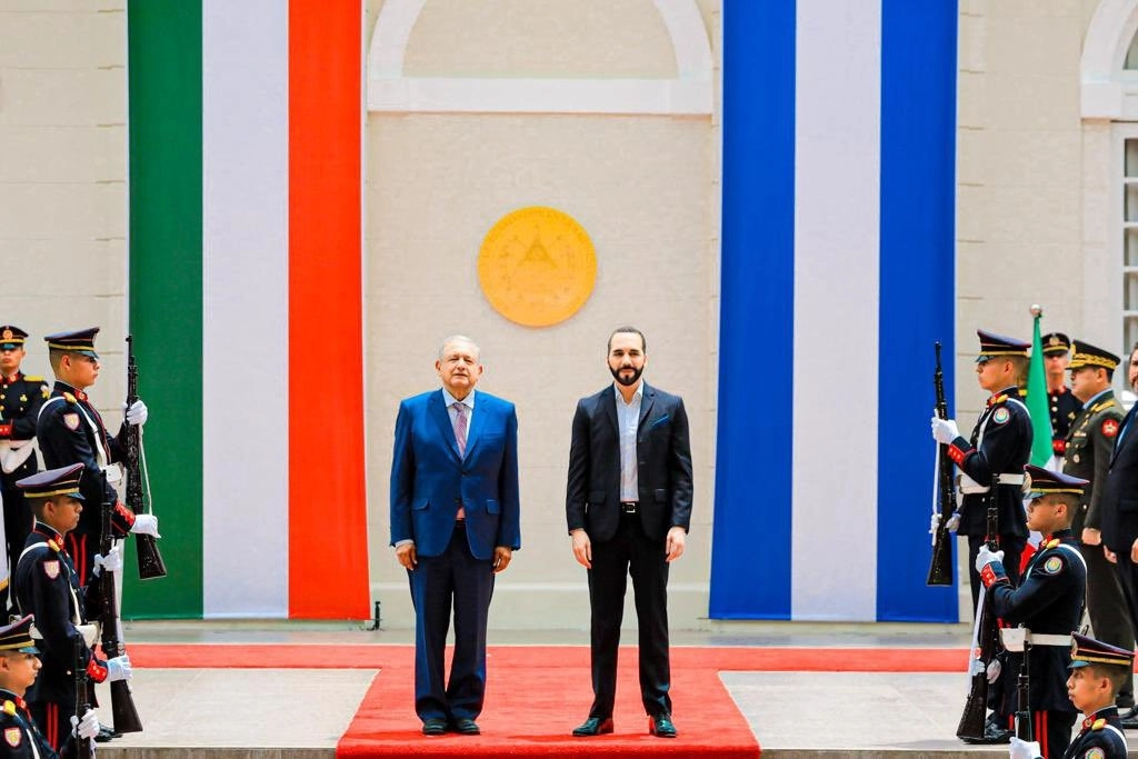 El presidente salvadoreño Nayib Bukele (centro, der) recibe al mandatario mexicano Andrés Manuel López Obrador (izq) en la Casa Presidencial de San Salvador, el 6 de mayo de 2022. Foto tomada del Twitter de @nayibbukele  