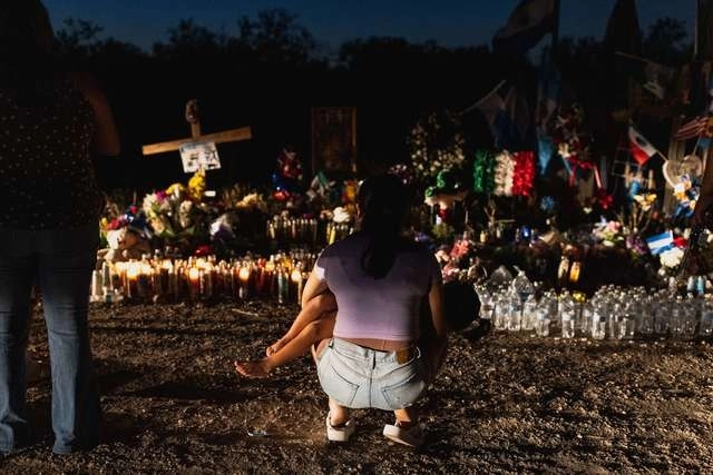 Familiares de migrantes visitan el sitio donde fue hallado el tráiler. Foto Afp
