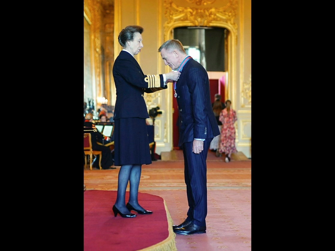 El actor Daniel Craig es nombrado Compañero de la Orden de San Miguel y San Jorge por la princesa Ana de Gran Bretaña, durante una ceremonia de investidura en el Castillo de Windsor, en Windsor, Inglaterra, el 18 de octubre de 2022. Foto Ap