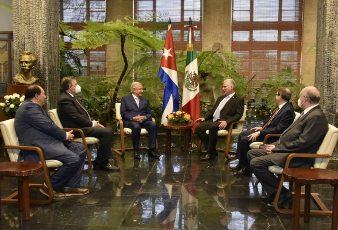 El presidente cubano Miguel Díaz-Canel encabezó la recepción oficial de Andrés Manuel López Obrador en el Palacio de la Revolución. Imagen tomada del Twitter @PresidenciaCuba