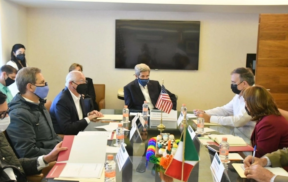 El enviado especial de la Casa Blanca para la Acción Climática, John Kerry, fue recibido por el canciller mexicano Marcelo Ebrard, por los embajadores de México y de Estados Unidos, Esteban Moctezuma y Ken Salazar, respectivamente, el 18 de octubre de 2021. Foto tomada del Twitter de @m_ebrard