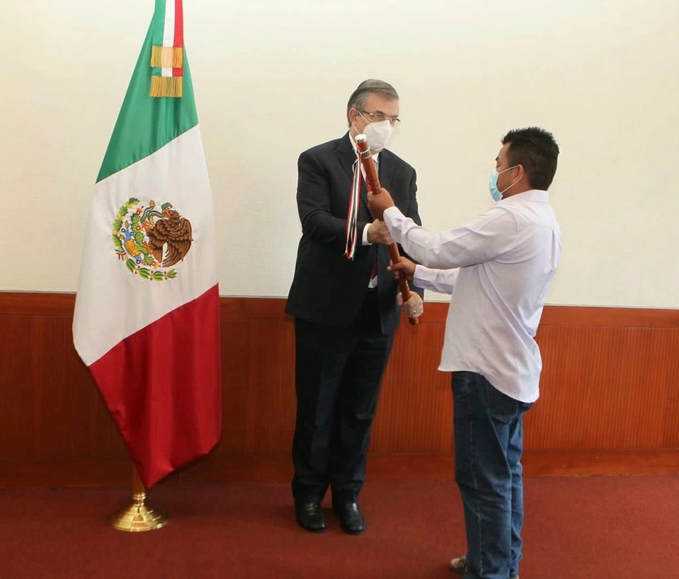 El canciller Marcelo Ebrard recibe de manos de autoridades indígenas oaxaqueñas los bastones de mando que México entregará a Gustavo Petro y a Francia Márquez. Foto @SRE_mx