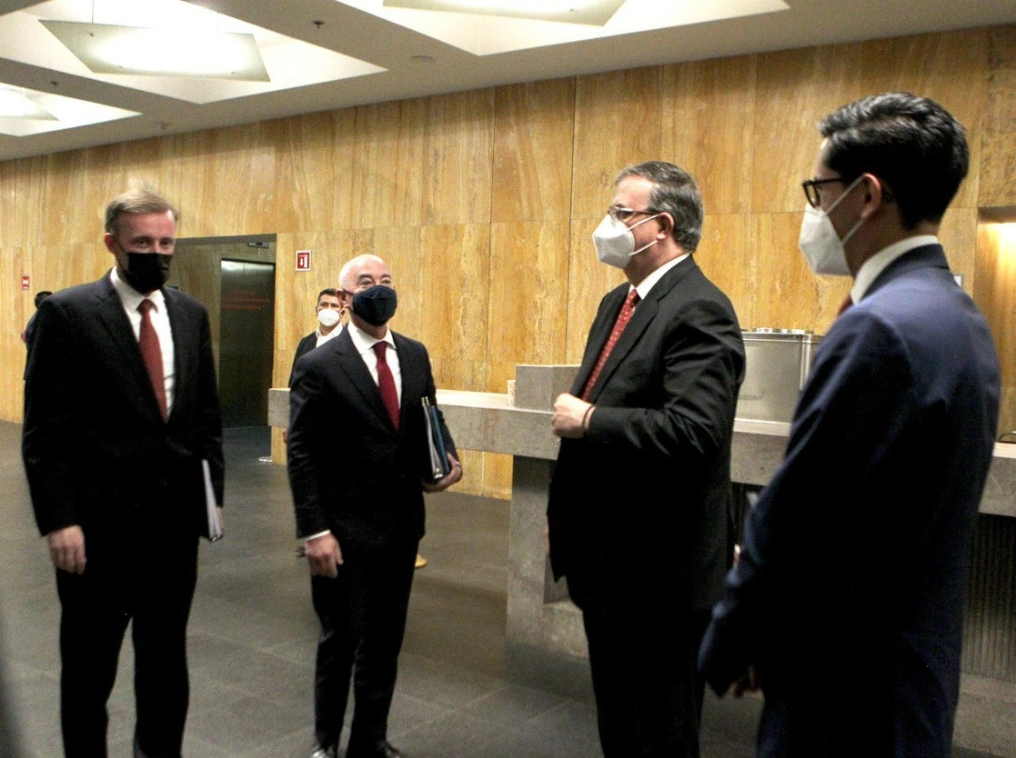 El secretario de Seguridad Interior de Estados Unidos, Alejandro Mayorkas (segundo de izquierda a derecha) junto con su comitiva fue recibido por el canciller Marcelo Ebrard y Roberto Velasco, jefe de la Unidad para América del Norte de la Secretaría de Relaciones Exteriores, el 10 de agosto de 2021. Foto tomada del Twitter de @SRE_mx