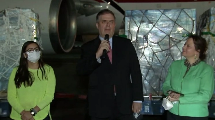 El canciller Marcelo Ebrard durante la descarga de los ventiladores. Imagen SRE