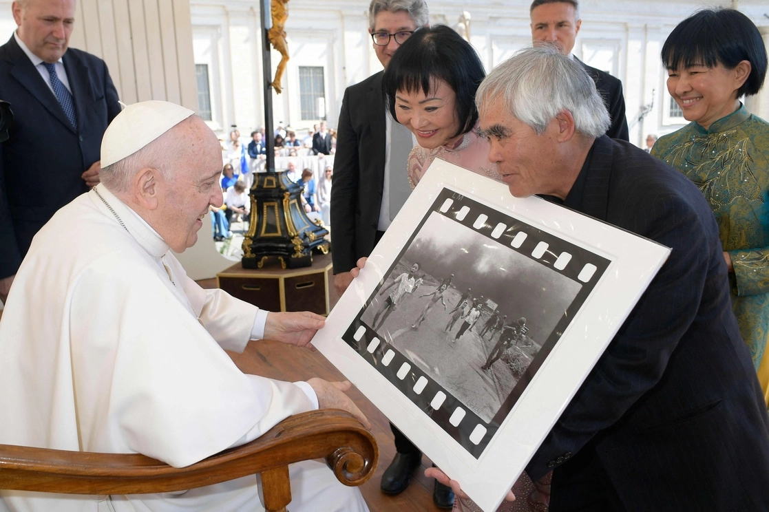 Nick Ut obsequió hoy al papa Francisco una copia de su fotografía ganadora del Premio Pulitzer, de una niña corriendo desnuda tras un ataque durante la guerra de Vietnam. Foto Afp