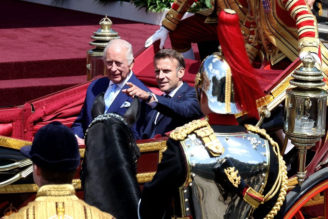 El rey Carlos III de Gran Bretaña y el presidente de Francia, Emmanuel Macron, viajaron en el Landau de Estado de 1902 durante una procesión de carruajes en el Castillo de Windsor, al oeste de Londres, el primer día de una visita de Estado de tres días a Gran Bretaña, el 8 de julio de 2025.