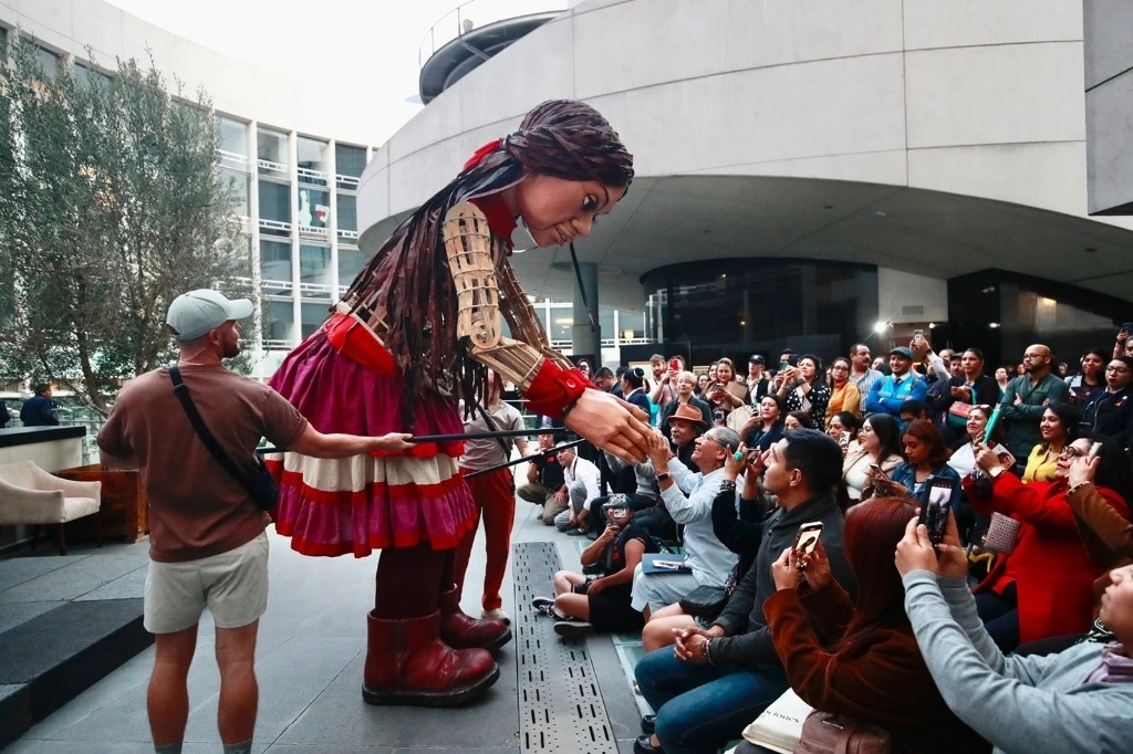La Pequeña Amal, marioneta que aboga por la niñez migrante y en refugio, iniciará su recorrido por la Ciudad de México. Como primer punto estuvo en las instalaciones del Senado el 16 de noviembre de 2023. Fotos Luis Castillo/ La Jornada