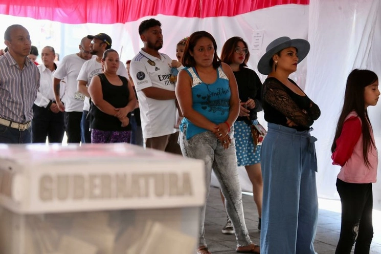 Ciudadanos participan en las votaciones para las elecciones a la gubernatura estatal del Estado de México, en la casilla especial Doctor José Maria Rodriguez, ubicada en el Centro Comercial Mexipuerto Ciudad Azteca, en el municipio de Ecatepec, el 4 de junio de 2023. Foto Roberto García Ortiz 