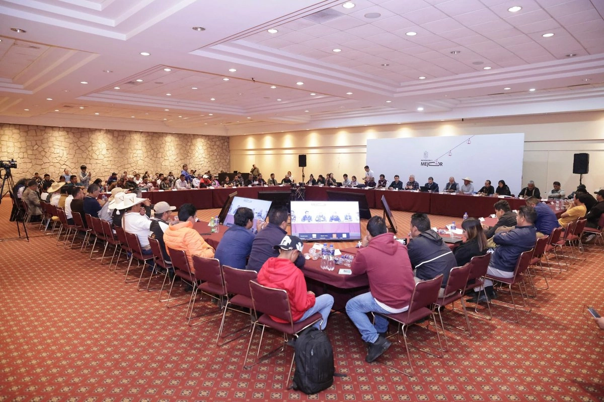 Por la Secretaría de Gobernación (Segob) estuvo el subsecretario de Derechos Humanos, Población y Migración, Arturo Medina, y por entidad, el gobernador Alfredo Ramírez Bedolla, quienes escucharon los planteamientos de las comunidades. Foto