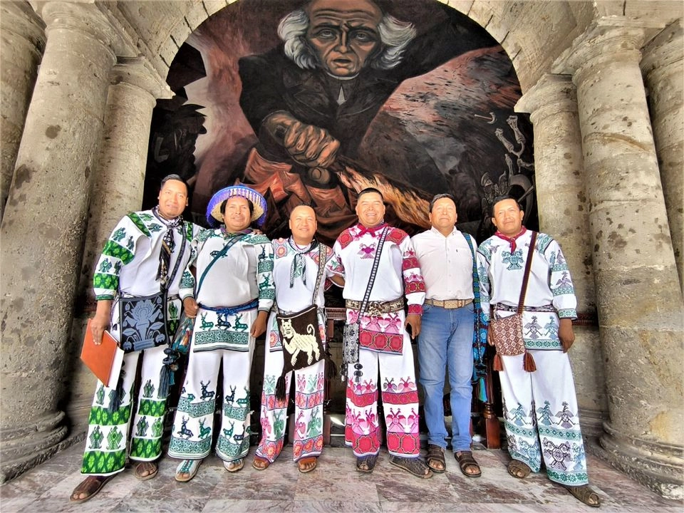 Comisión de líderes huicholes que se reunió con el gobierno de Jalisco. Foto