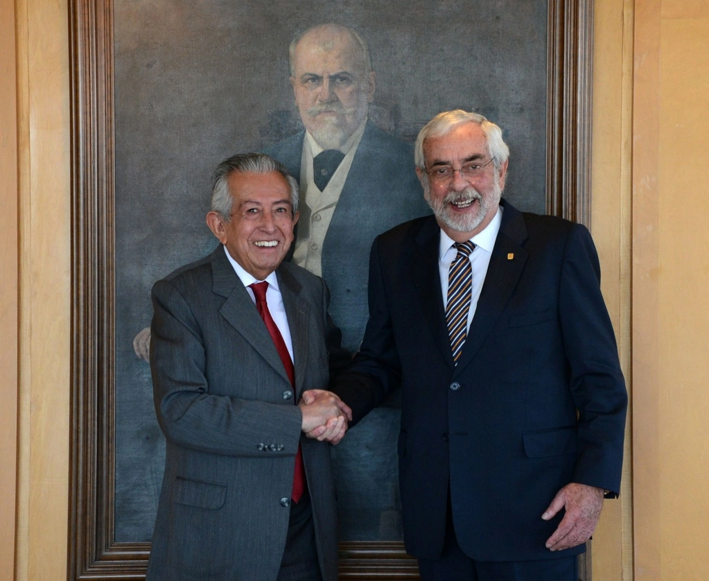 Luego de que el Consejo Técnico de la Facultad de Derecho de la UNAM nombró como nuevo decano al abogado Everardo Moreno Cruz, y en consecuencia presidente del Tribunal Universitario, el rector de la máxima casa de estudios, Enrique Graue, lo recibió hoy. Foto tomada del sitio de www.dgcs.unam.mx/