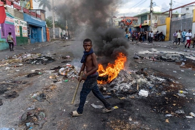 Un hombre camina por las calles de Puerto Príncipe, capital de Haití, durante las protestas registradas el 10 de octubre pasado. Foto Afp.