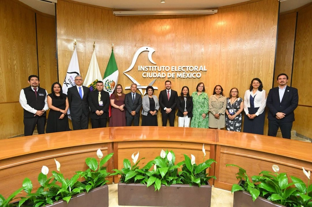 Consejeros del IECM junto a miembros de la misión de observación electoral internacional de la 
UNIORE. Foto