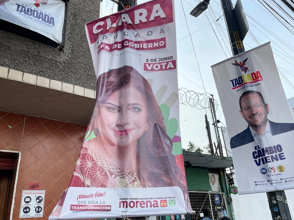 Carteles de propaganda de los candidatos a la jefatura de Gobierno de la CDMX, en las calles de la alcaldía Iztacalco. Foto Roberto García Ortiz.