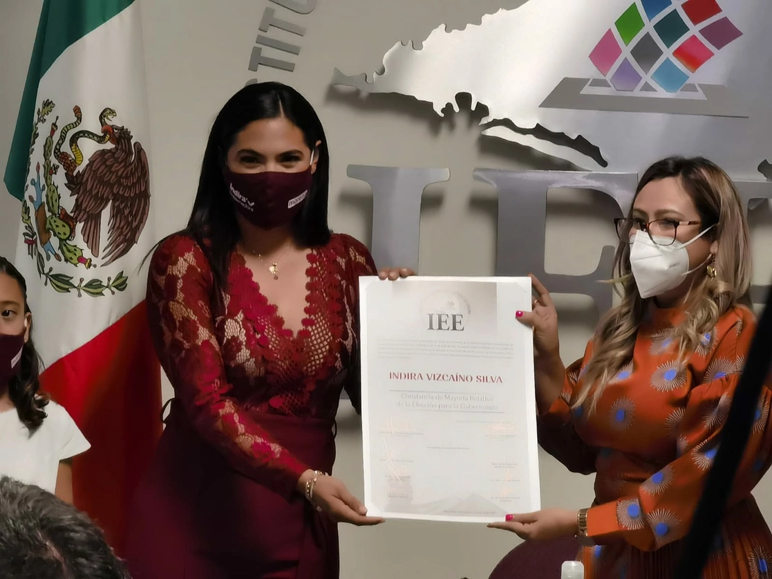 Indira Vizcaíno recibió la constancia que la acredita como gobernadora electa de Colima. Foto Juan C. Flores 
