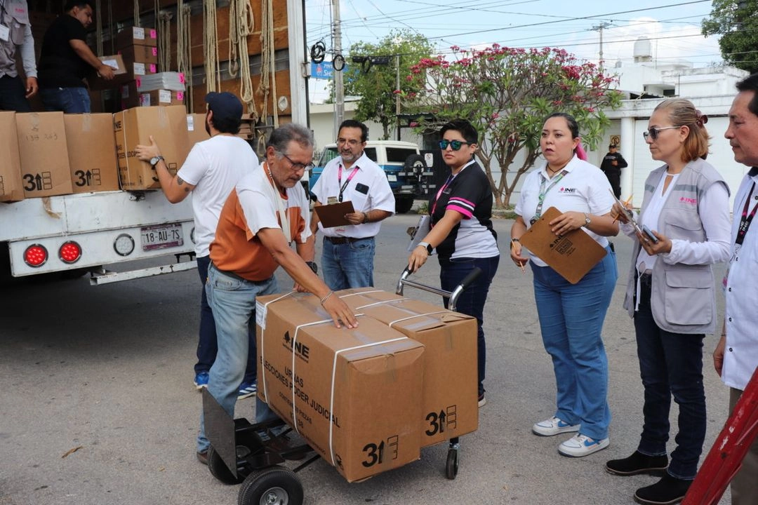 En este envío también se encuentran 10 mil 500 mamparas especiales, urnas electorales genéricas, entre otros materiales. Foto 
